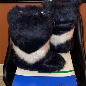 Tory Burch Navy and White Furry Boots